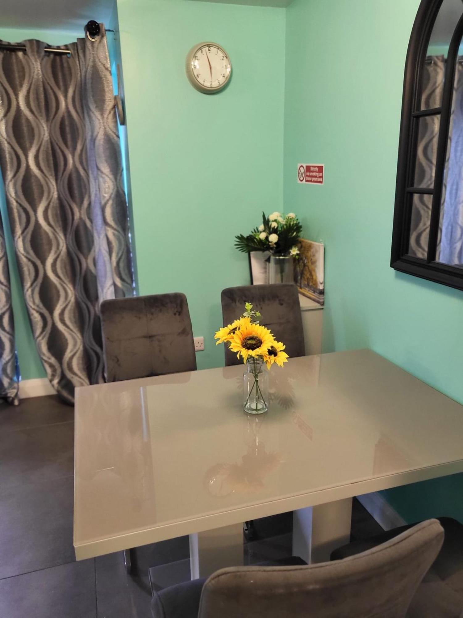 Lovely 2- Bedroom Apartment In Belfast Kültér fotó